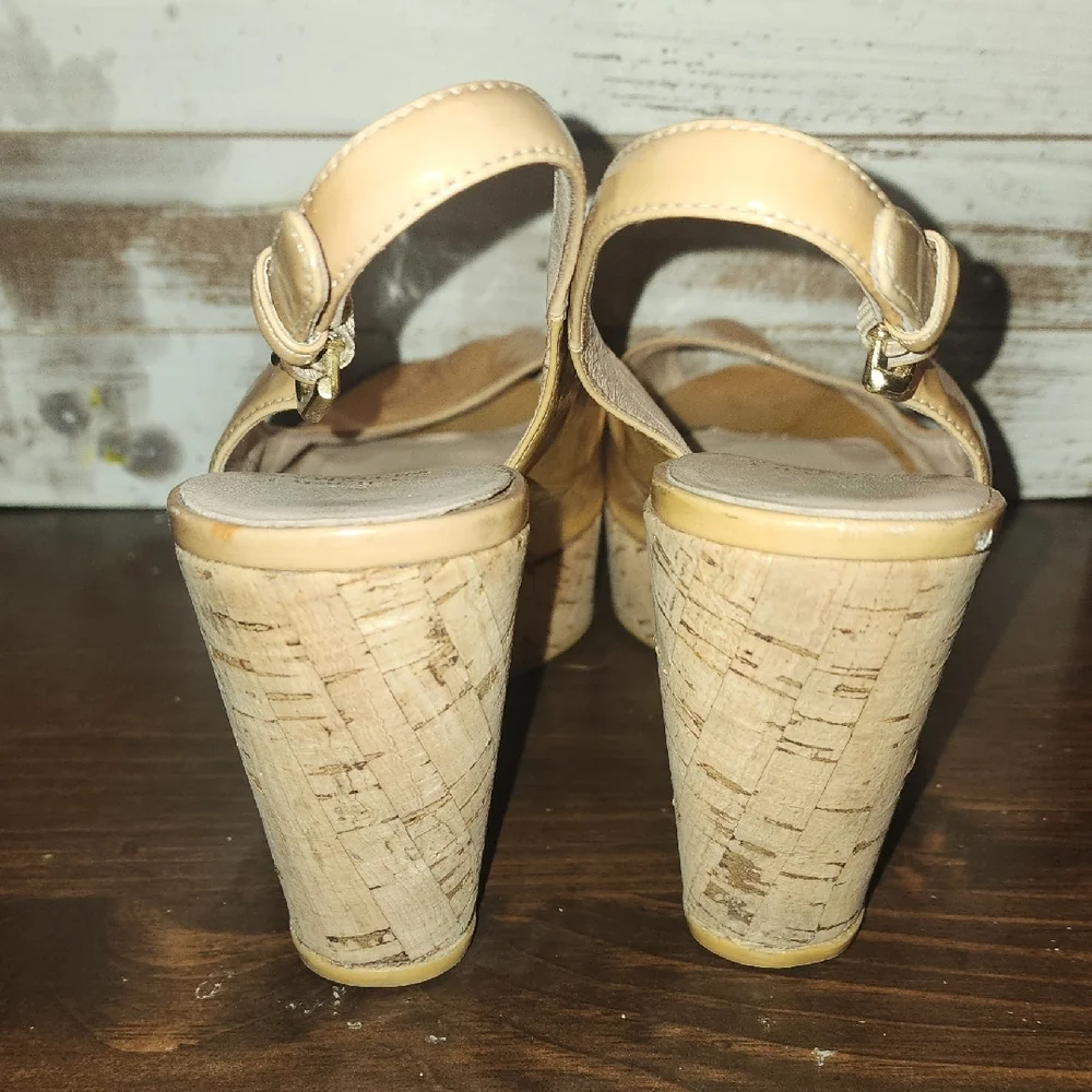 Stuart Weitzman Beige Patent Leather Jean Wedge Sandals - Picture 5 of 6